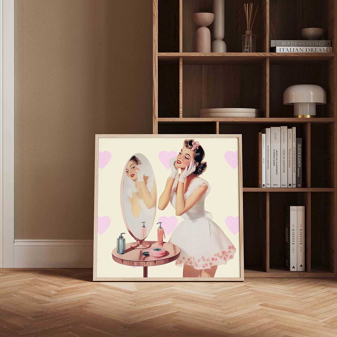 Vrouw bij kaptafel – kleurrijke Pop Art poster in vierkant formaat