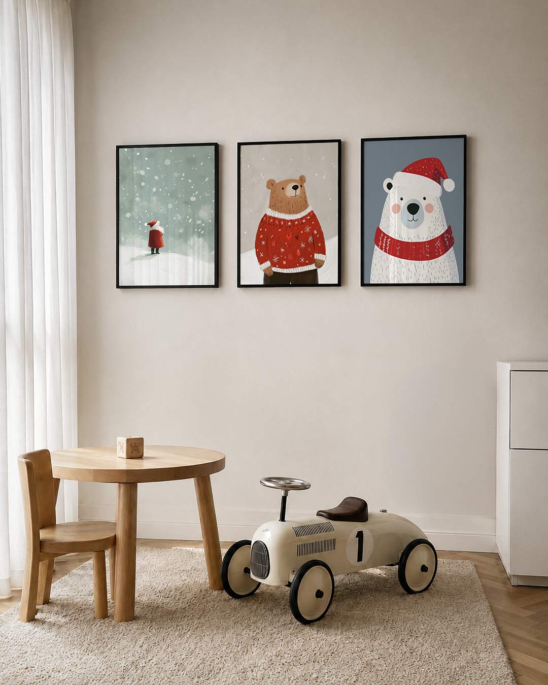 Winterse figuur posterset – tweede productweergave – een figuur in een rode mantel staat in een sneeuwlandschap,