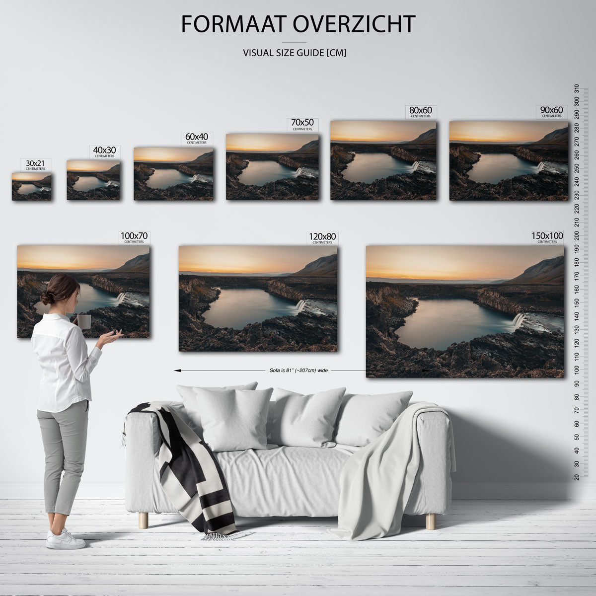 Rustige waterval poster – sfeerbeeld – een waterval stroomt in een kalme, ronde poel omringd door rotsen. De lucht is oranje