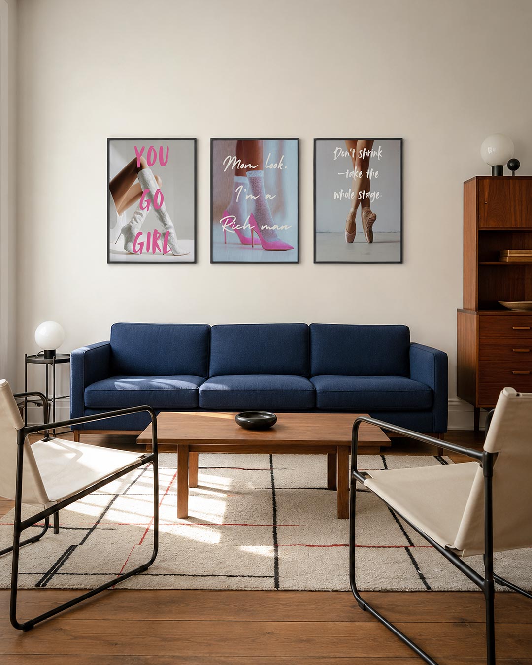 Krachtige stijl posterset – derde productweergave – een dynamische compositie met roze letters over witte