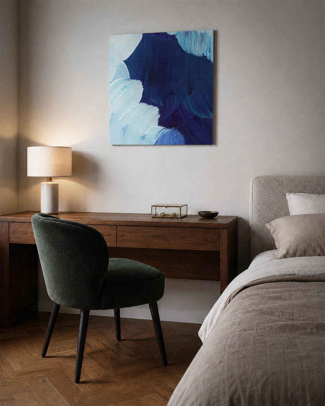 Dynamische blauwtinten kunstwerk – materiaalweergave – dit werk toont vloeiende penseelstreken in verschillende blauwtinten.
