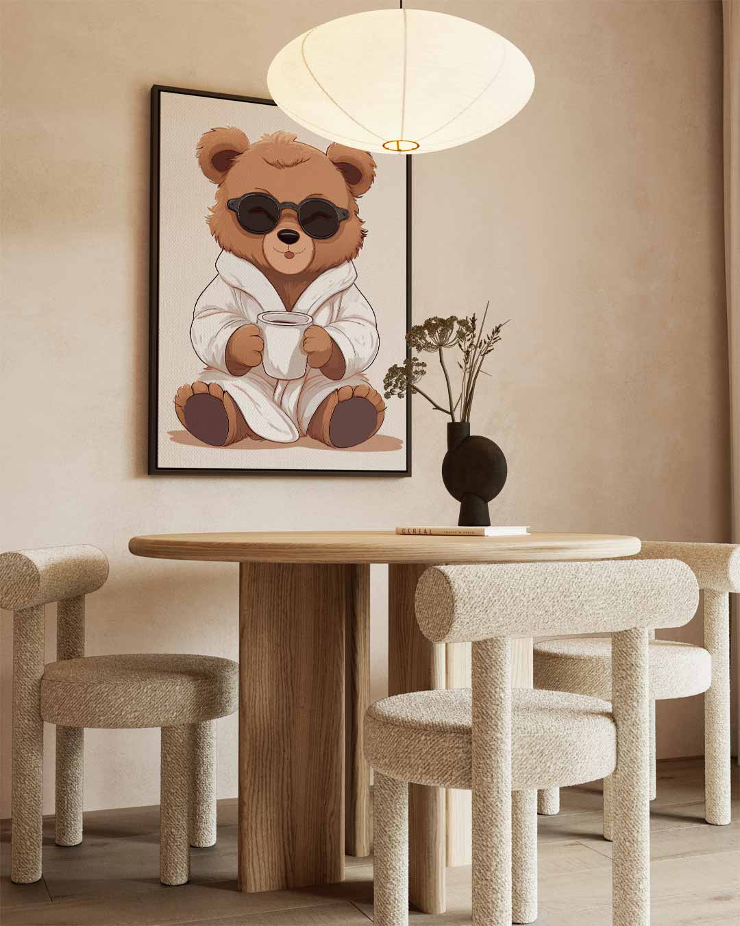 Chillende Beer in Badjas – staand kunstwerk voor modern interieur