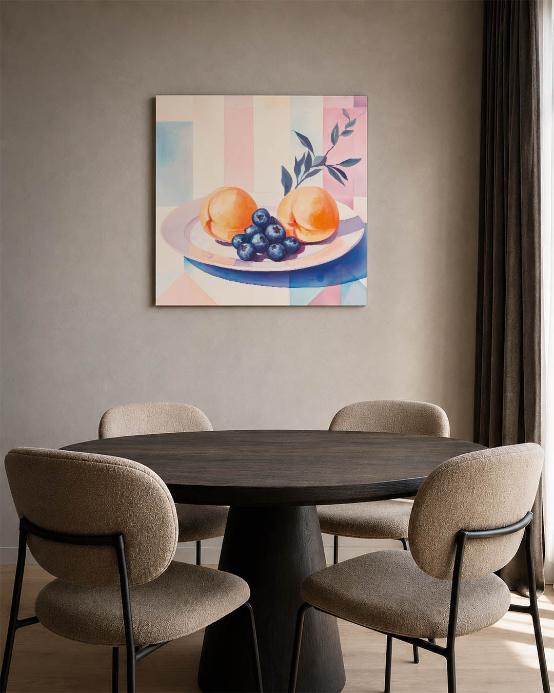 Fruit op bord kunstwerk – derde productweergave – dit werk toont een bord met perziken en bosbessen tegen een kleurrijke