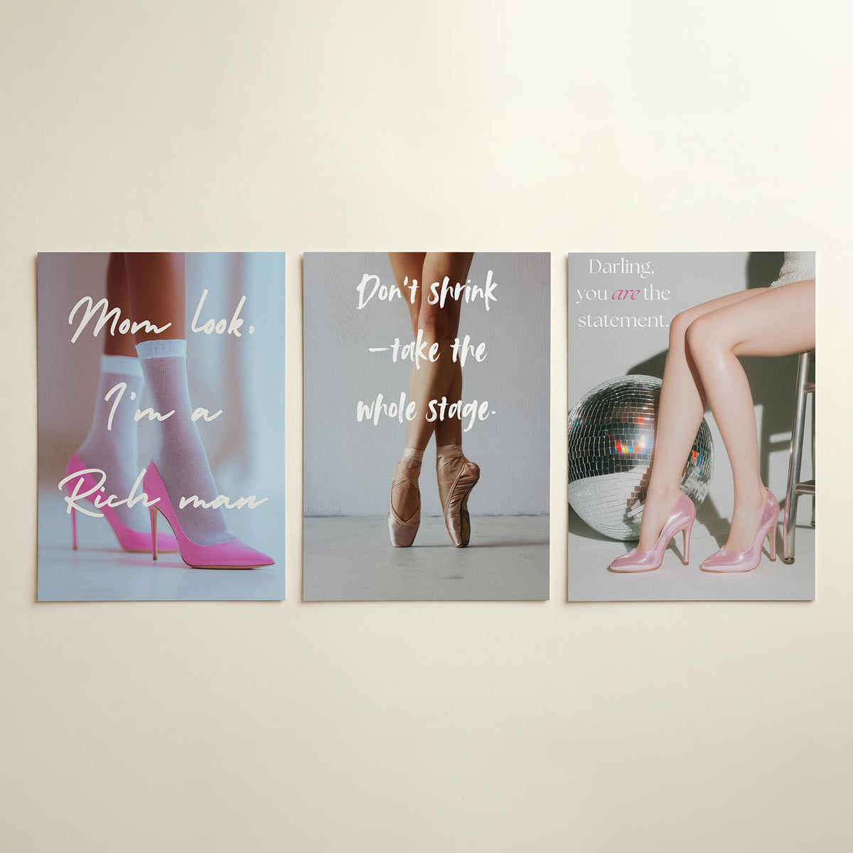 Kleurrijke schoenen driedelige posterset in interieur