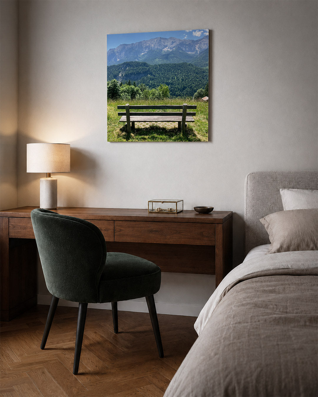 Berglandschap kunstwerk – sfeerbeeld – een houten bankje staat voor een uitgestrekt berglandschap met groene bossen en een