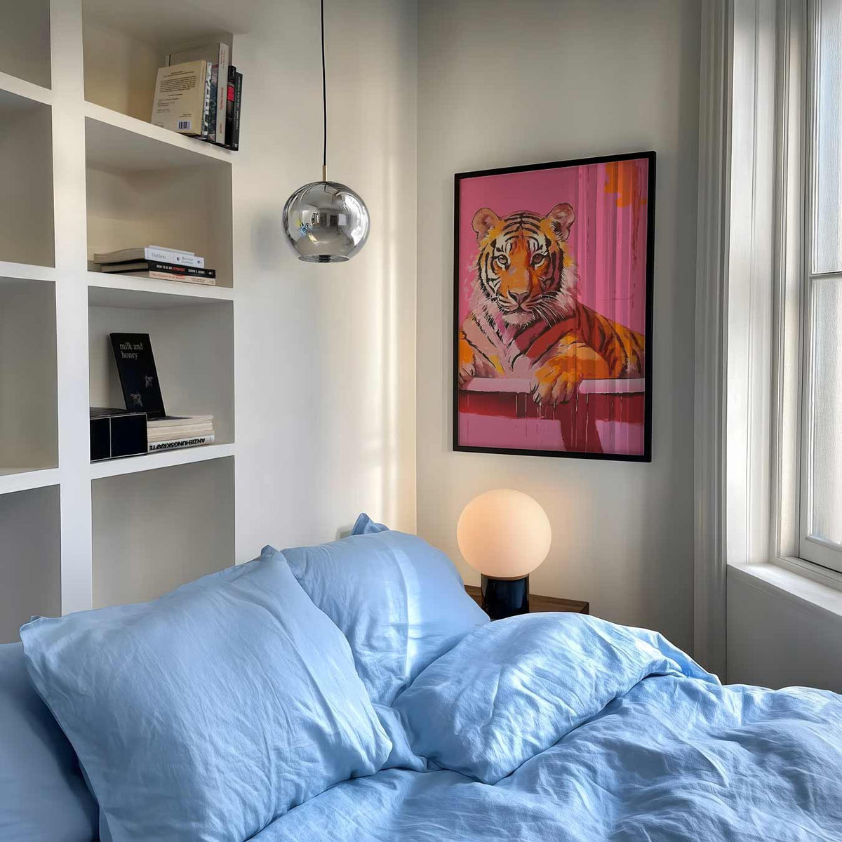 Vrolijke Tijger op Roze Achtergrond – staande muurposter met dierenthema