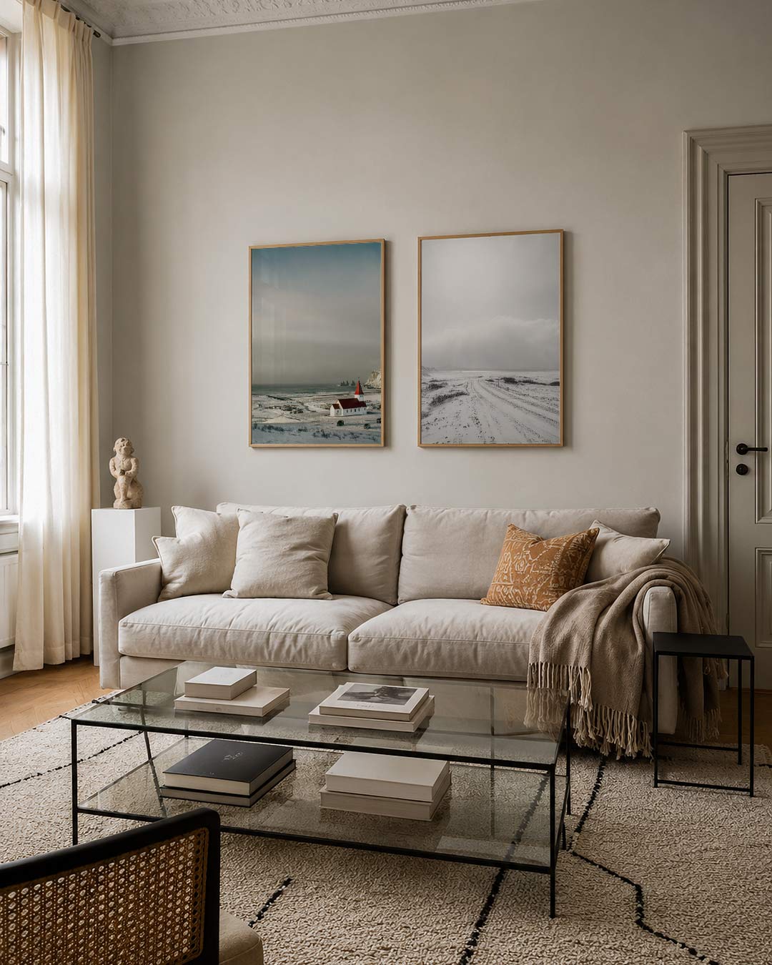 Winterse rust tweedelige posterset – een serene winterse scène met een wit gebouw met rood dak, omgeven door sneeuw. De lucht