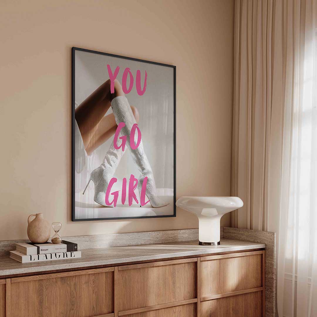 Witte laarzen en roze tekst – kleurrijke Pop Art poster in staand formaat