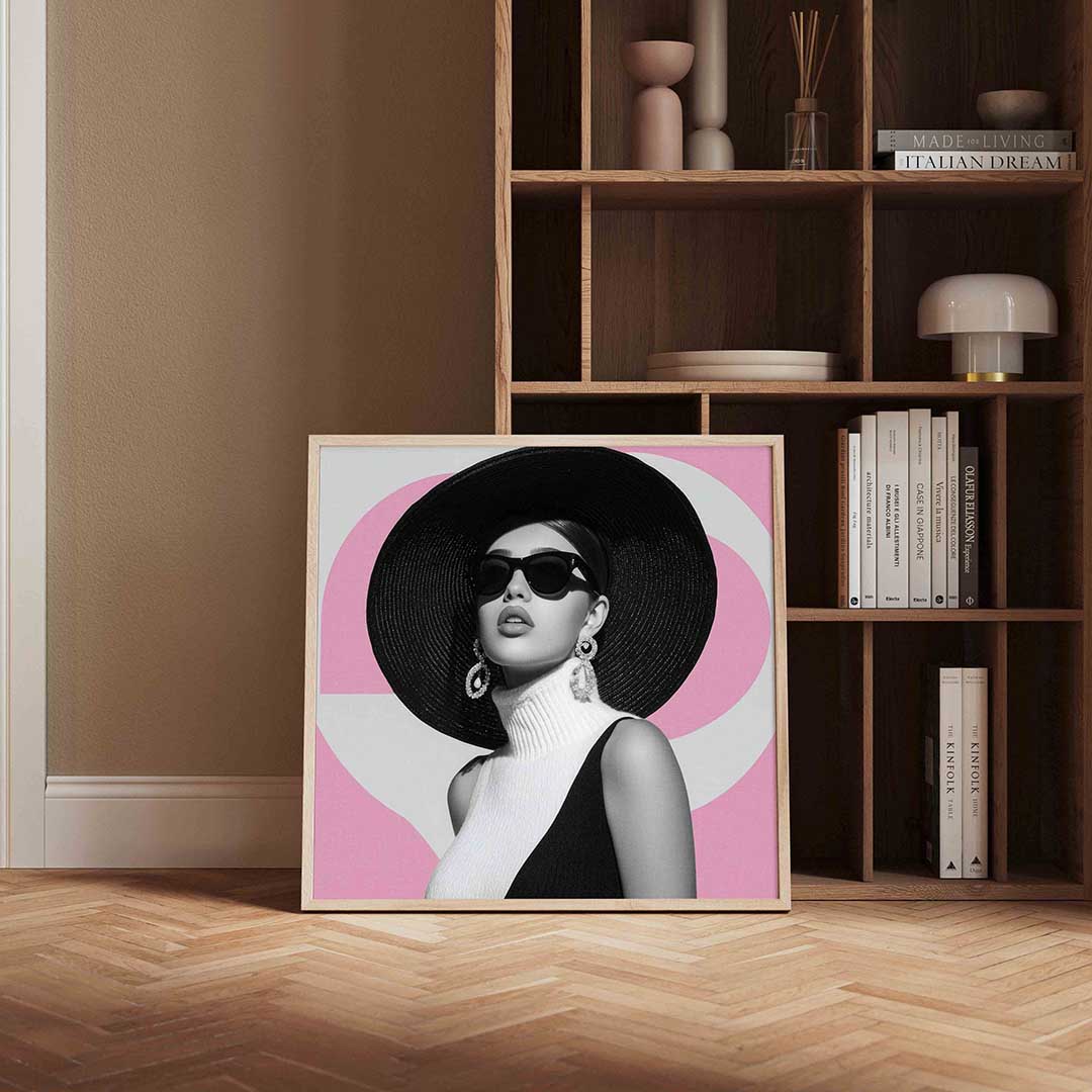 Vrouw met hoed – kleurrijke Pop Art poster in vierkant formaat
