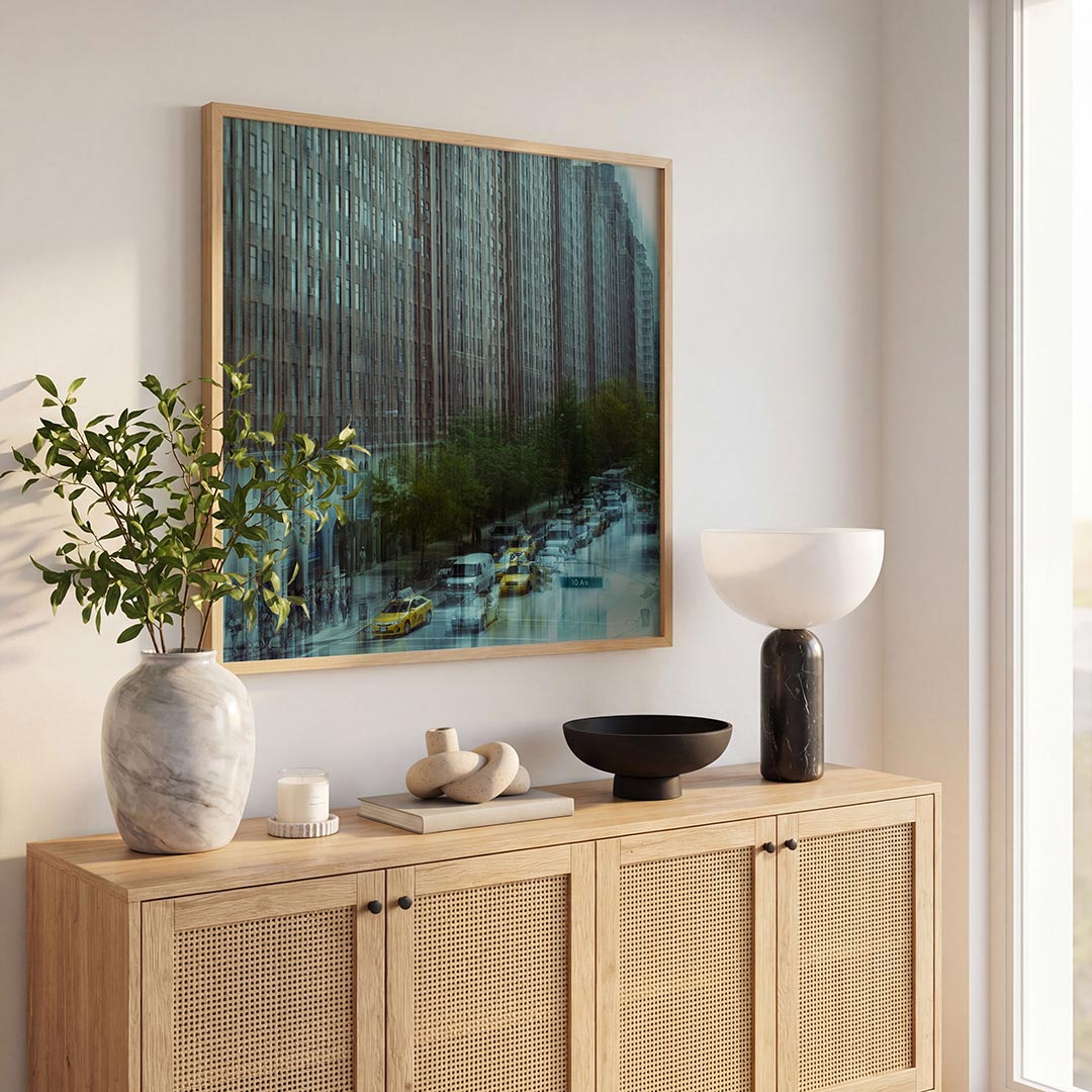 Stedelijke reflecties poster – tweede productweergave – deze poster toont een dynamische stadsscène met hoge gebouwen en gele