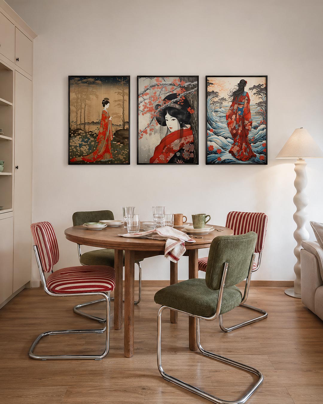 Natuurlijke elegantie driedelige posterset – een serene vrouw in een rijk gedetailleerde rode kimono