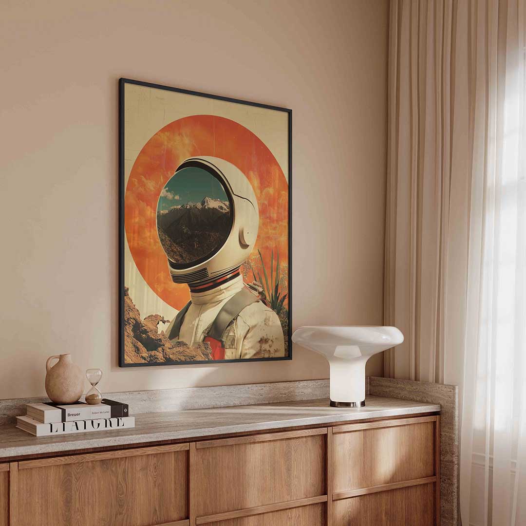 Astronaut en bergen – surreal poster in staand formaat