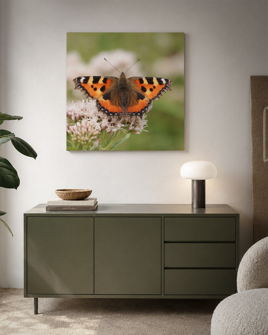 Vlinder op bloem kunstwerk – detailweergave – deze kunstwerk toont een kleurrijke vlinder met oranje en zwarte vleugels