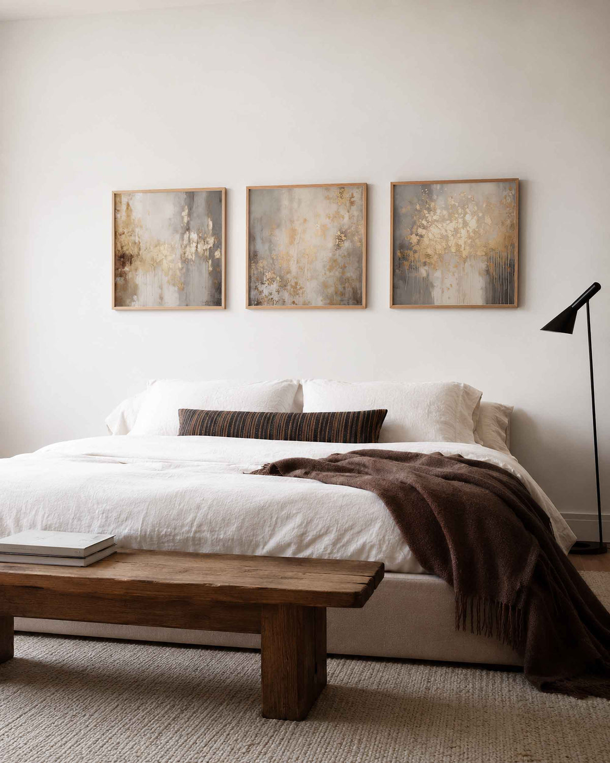 Interieurpresentatie van een driedelige vierkante posterset met abstracte beige kunst