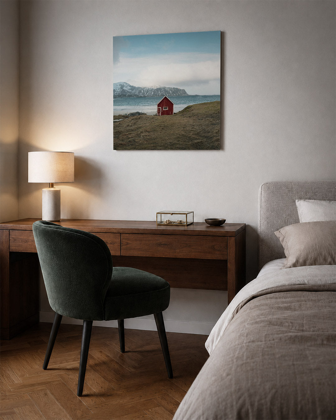 Rood huis aan zee kunstwerk – sfeerbeeld – een eenzaam rood huisje staat aan de kust met bergen op de achtergrond. De lucht