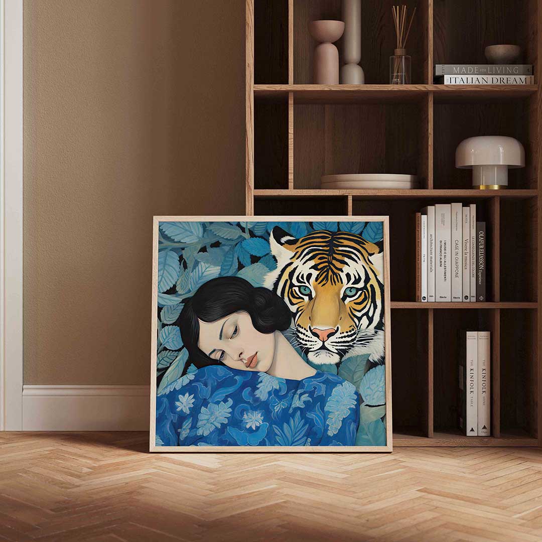 Vrouw met tijger – kleurrijke vierkante wanddecoratie van WallArtistic
