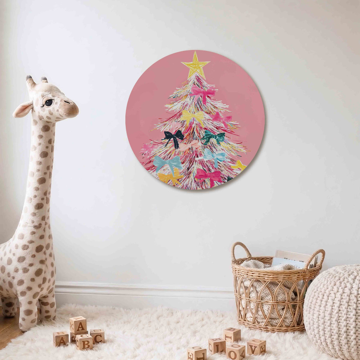 Kerstboom met strikken Muurcirkel – Een kleurrijke kerstboom met diverse strikken op een roze achtergrond.