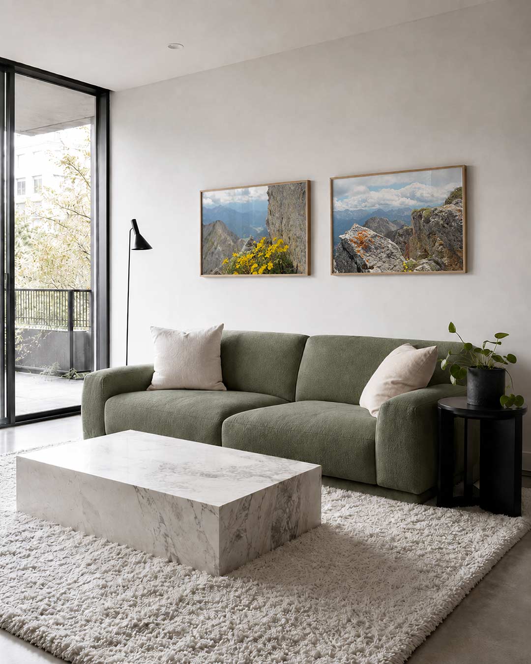 Interieur met liggend fotografisch tweeluik alpenrots en gele bloemen – Gerald Emming