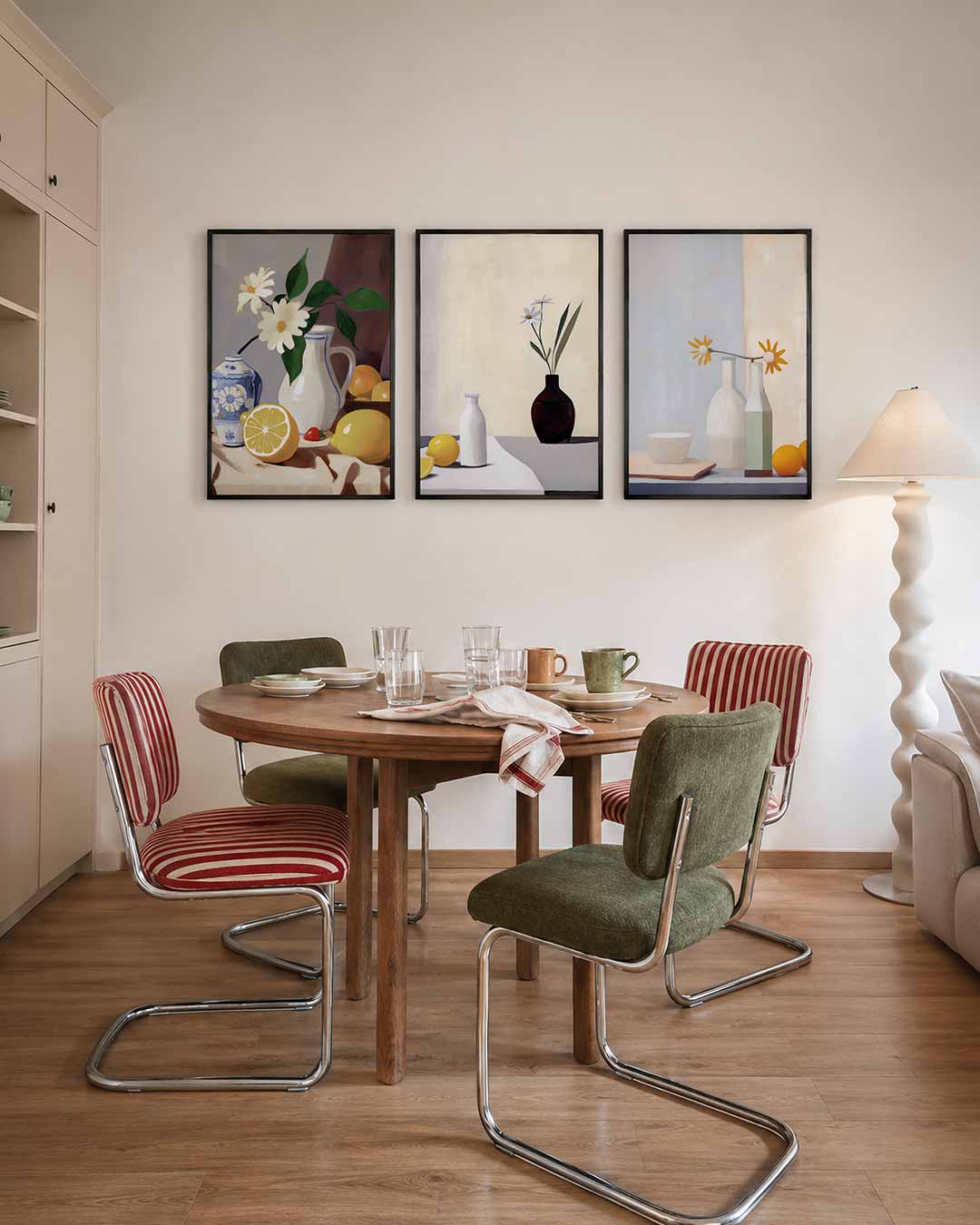 Fruit en bloemen driedelige posterset – een levendige compositie met citroenen, een aardbei en bloemen