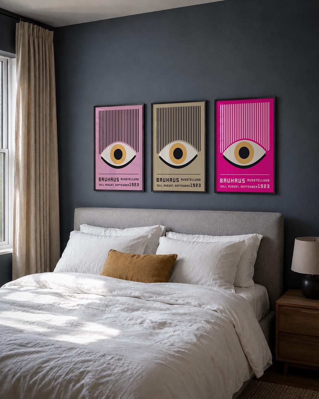 Oog en lijnen posterset – derde productweergave – een roze achtergrond met een groot oog in het midden. Boven het oog zijn