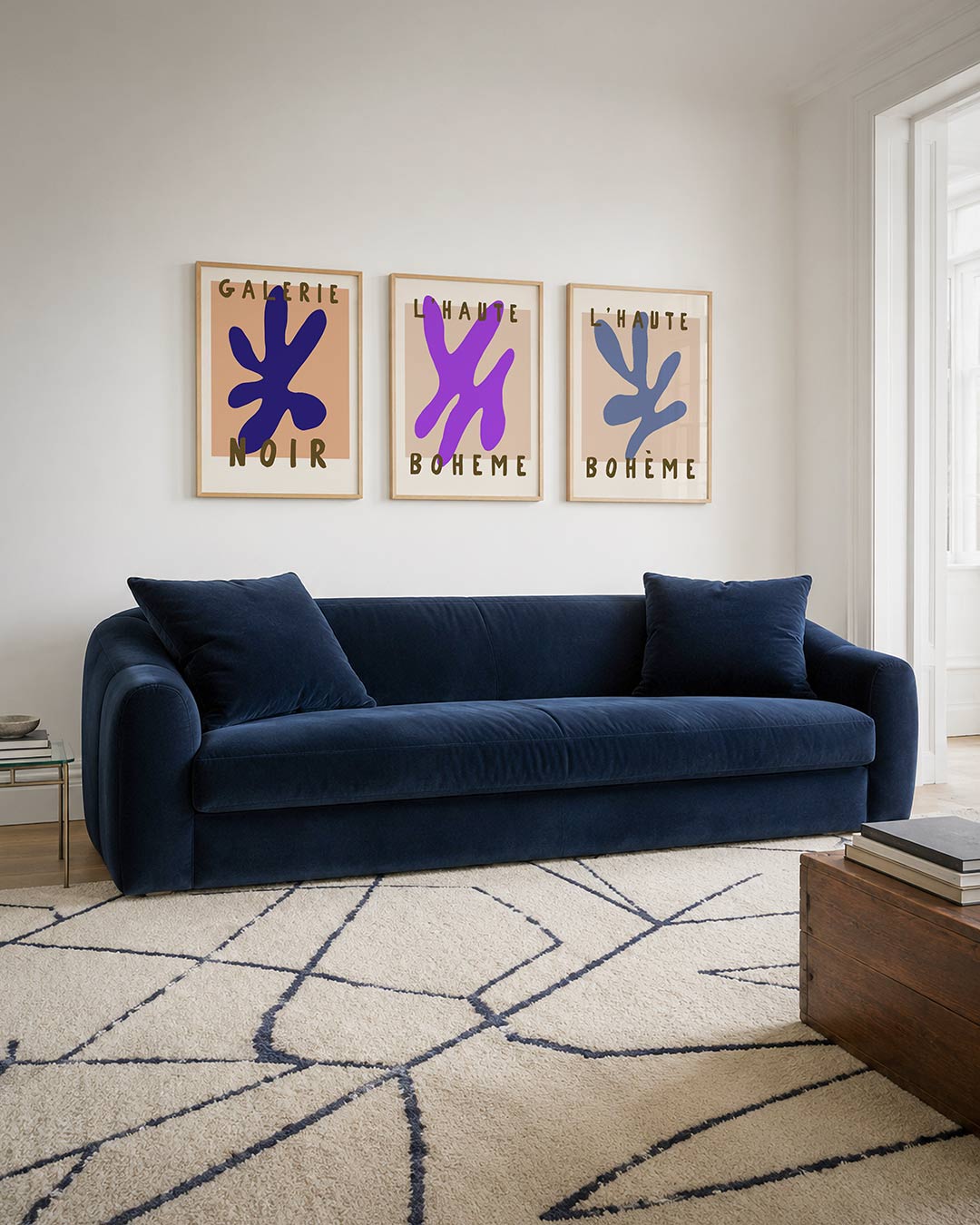 Kleur en vormen driedelige posterset – een speelse blauwe vorm op een zacht perzikvlak, omlijst