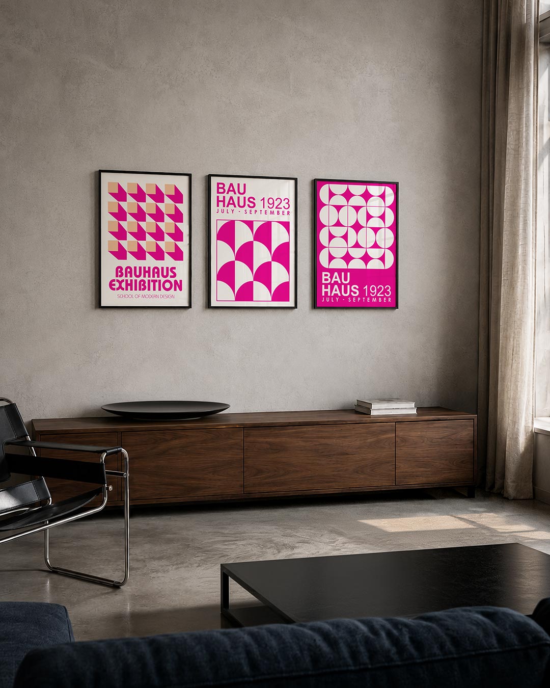 Vorm en schaduw driedelige posterset – deze posterset in drie delen toont een ritmisch patroon van roze en perzik vierkanten