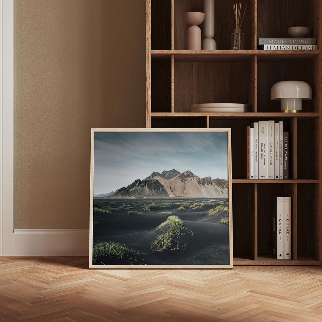 Berglandschap met gras poster – derde productweergave – een indrukwekkend berglandschap met donkere zandduinen en verspreide