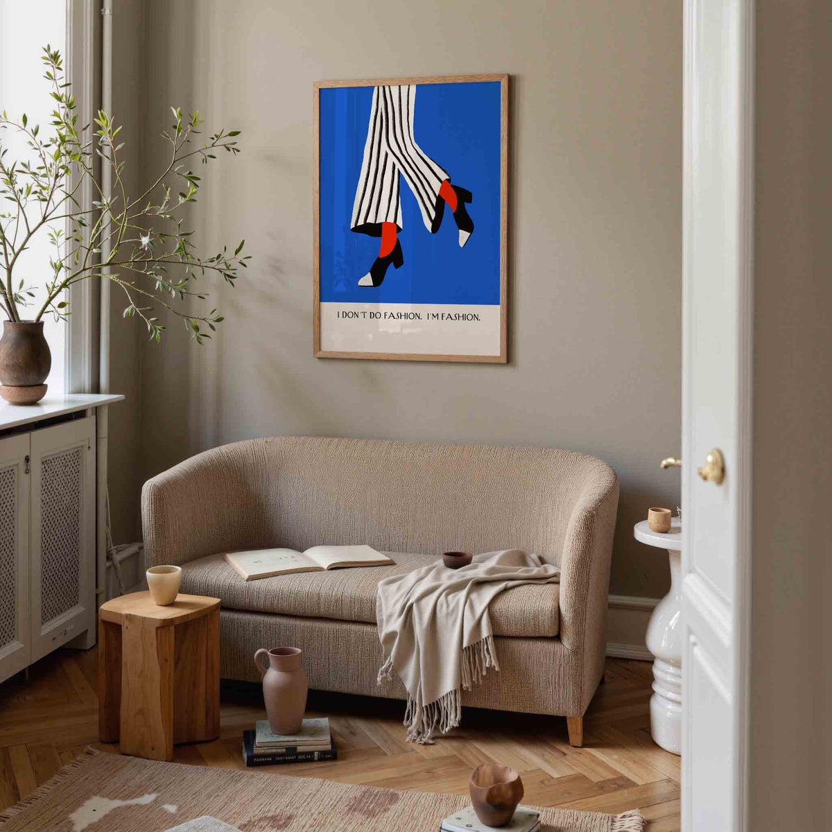 Gestreepte broek en hakken – rustige poster in staand formaat