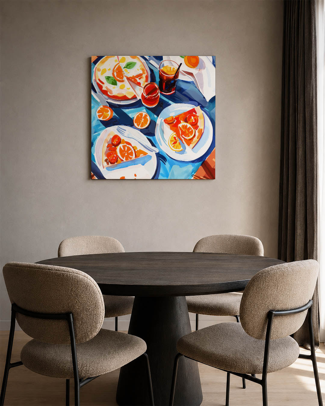 Levendige tafelscène kunstwerk – vierkante wanddecoratie – dit werk toont een kleurrijke tafelscène met pizza en drankjes. De