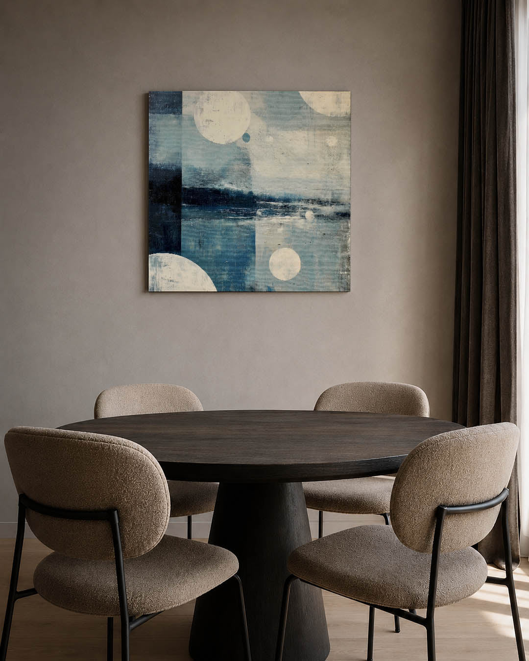 Geometrische vormen in blauw kunstwerk – tweede productweergave – dit werk toont een compositie van blauwe tinten met witte