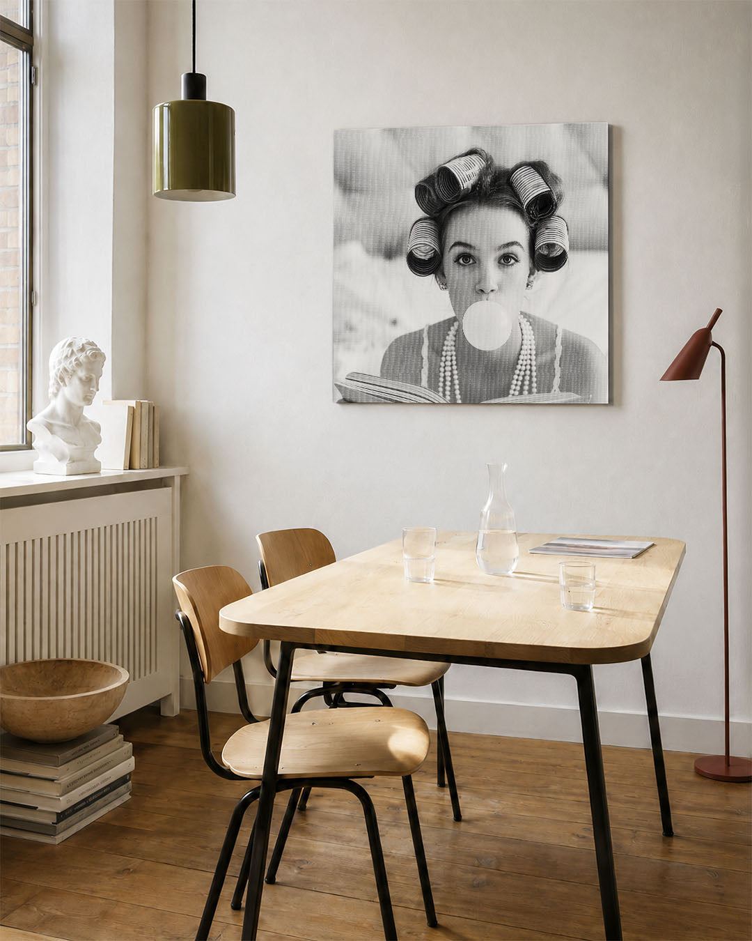 Portret kunstwerk – vierkante wanddecoratie – dit werk toont een vrouw met krulspelden en een parelketting, terwijl ze een
