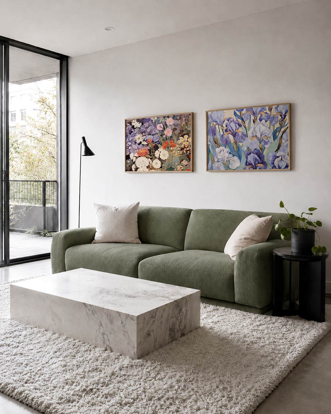 Twee liggende posters met een levendige verzameling bloemen in zachte kleuren, aan de muur in een interieur