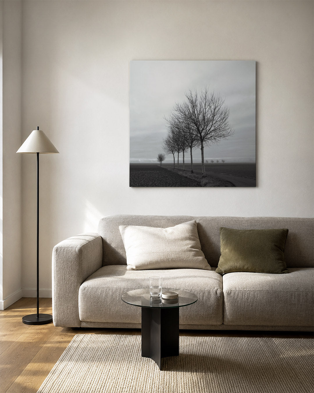 Landschap met bomen kunstwerk – vierkante wanddecoratie – een rij kale bomen langs een pad in een open landschap. De lucht is