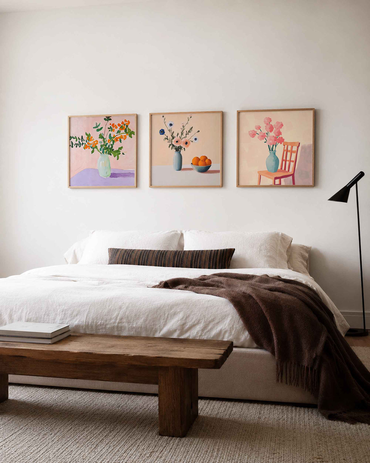 Interieurpresentatie van een driedelige vierkante posterset met bloemen in vazen