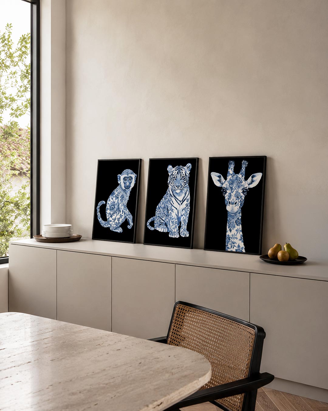 Floraal aapportret posterset – detailweergave – een aap met een vacht vol blauwe bloemen tegen een zwarte