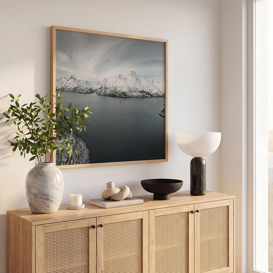 Sereen berglandschap poster – tweede productweergave – deze poster toont een kalm berglandschap met besneeuwde toppen en een