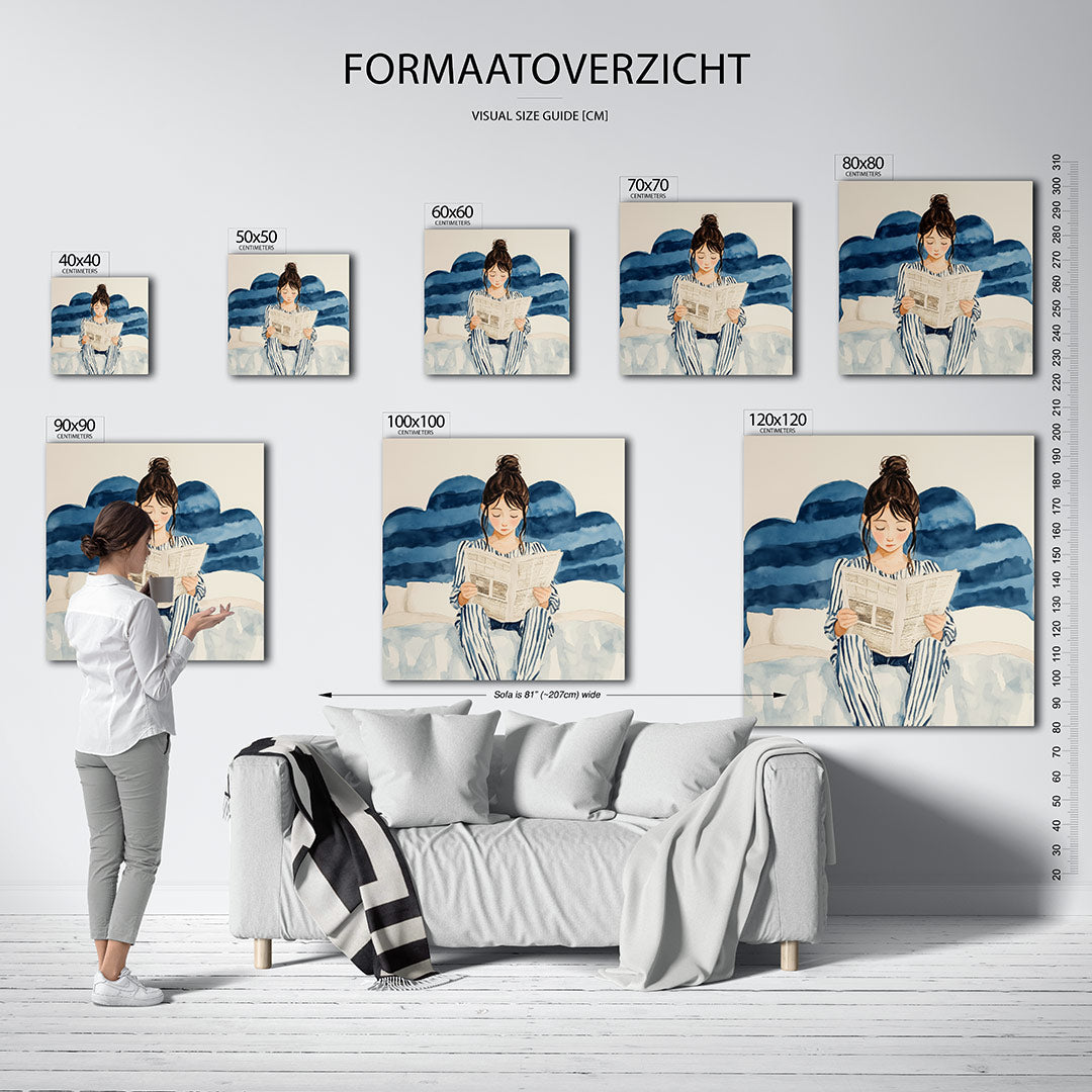 Dromerige lezing kunstwerk – een persoon in gestreepte pyjama leest een krant op bed, omgeven door zachte blauwe en witte