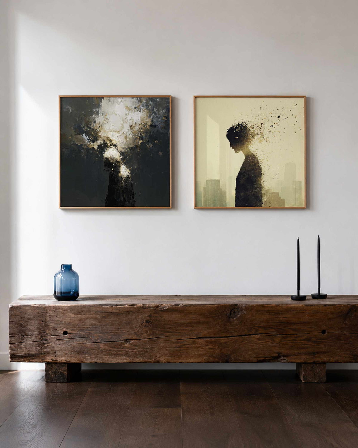 Interieurpresentatie van een tweedelige vierkante posterset met silhouetten in verf