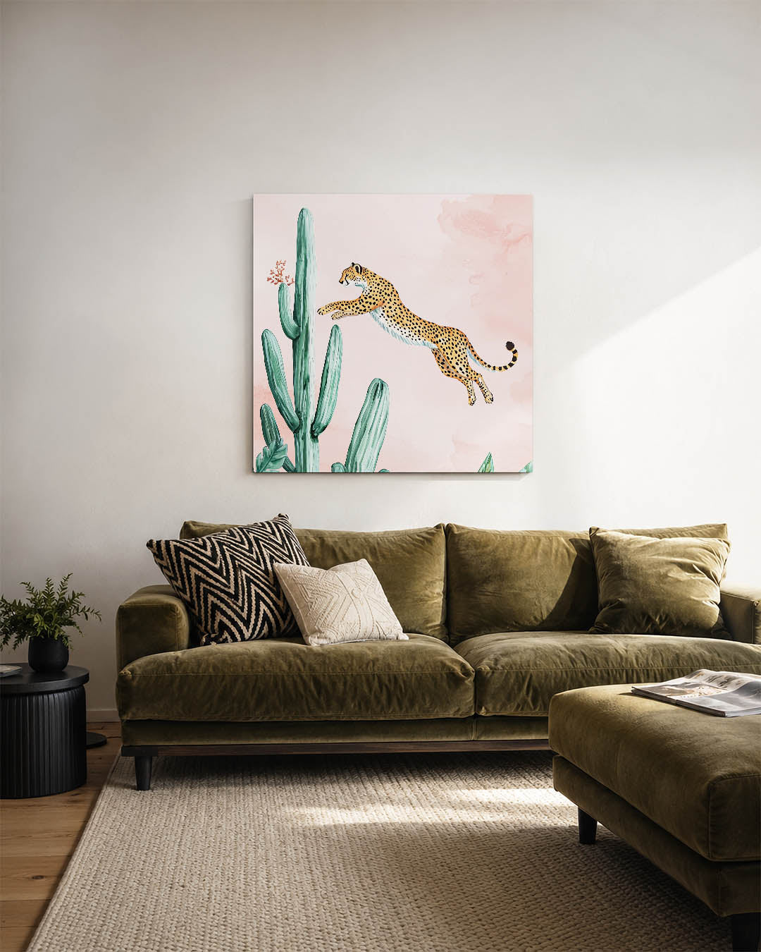 Springende luipaard kunstwerk – sfeerbeeld – dit werk toont een luipaard die sierlijk over een cactus springt tegen een