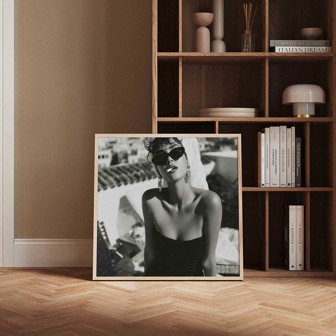Vrouw met zonnebril – kleurrijke Pop Art poster in vierkant formaat