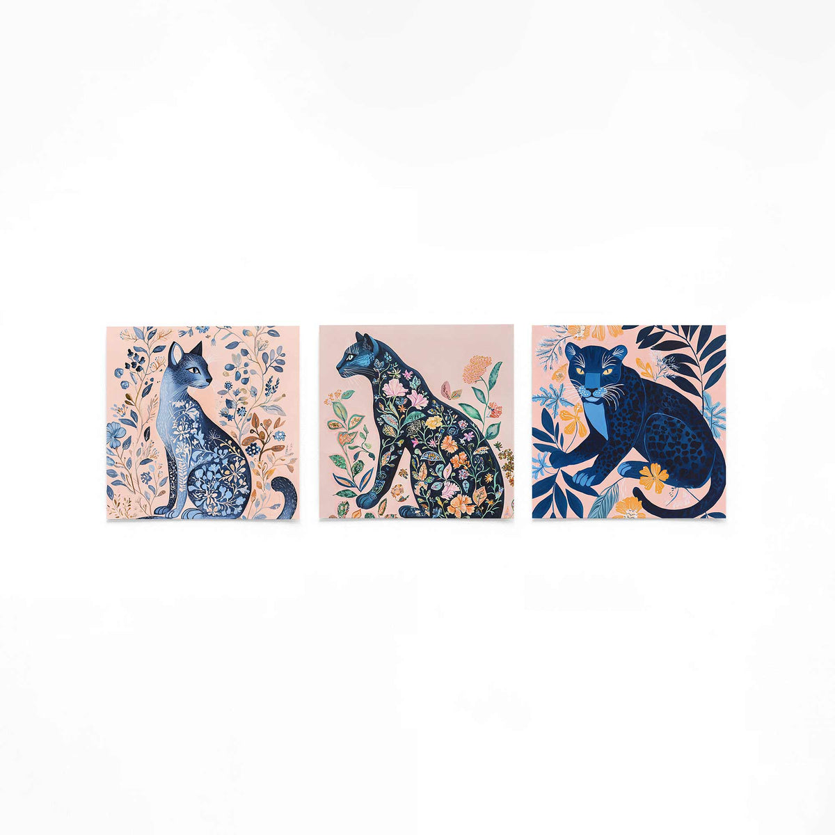Drie vierkante posters met blauwe katten op een gebroken witte achtergrond