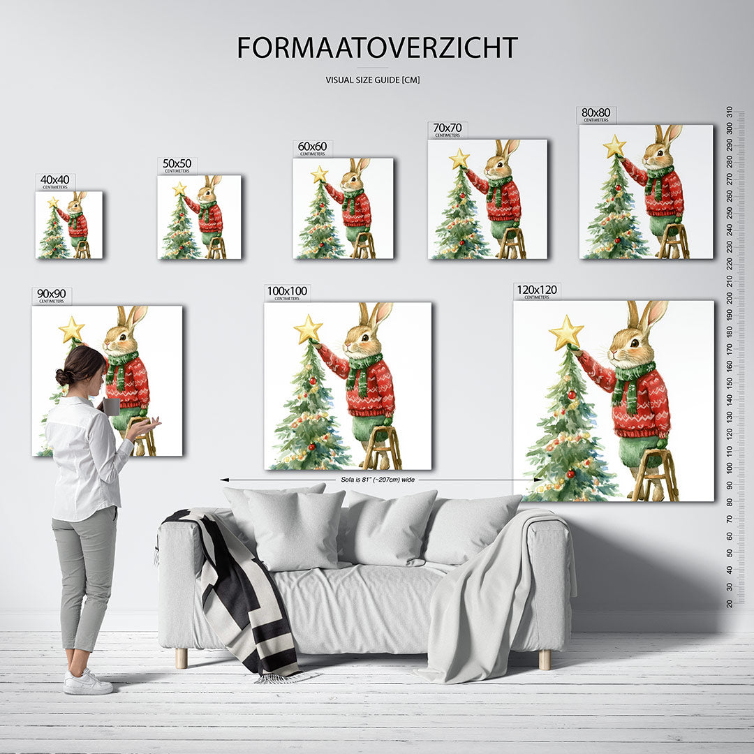 Kerstkonijn met boom kunstwerk – sfeerbeeld – een konijn in een rode trui en groene sjaal versiert een kerstboom met een