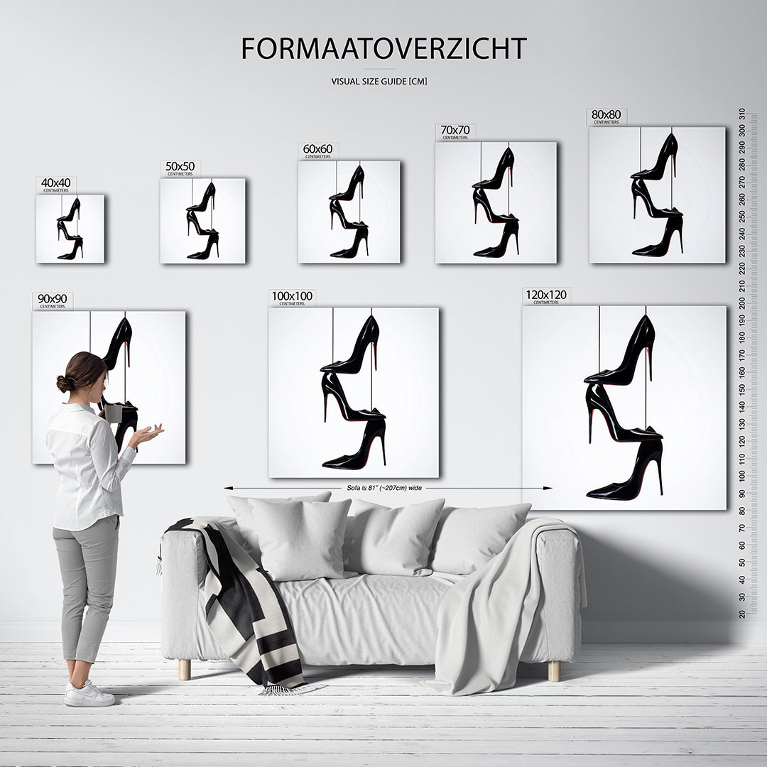 Gestapelde schoenen kunstwerk – sfeerbeeld – dit werk toont drie zwarte hoge hakken die verticaal gestapeld zijn tegen een