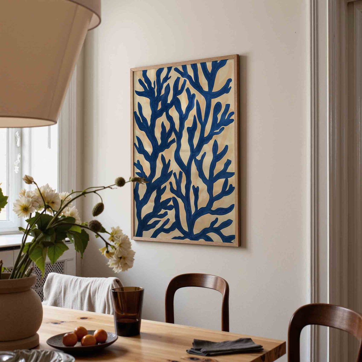 Blauwe takken op beige – eigentijdse illustratie poster in staand formaat
