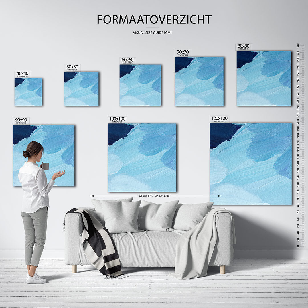 Dynamische blauwe vormen kunstwerk – dit werk toont vloeiende penseelstreken in verschillende tinten blauw, die samen een