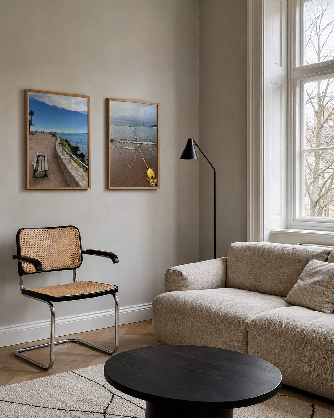 Kustlijn en horizon posterset – tweede productweergave – een kronkelend pad langs de kust met een helderblauwe lucht en zee.