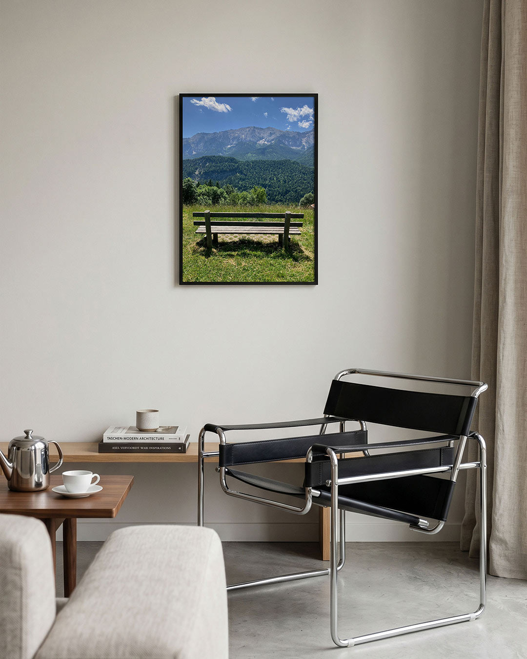 Berglandschap poster – tweede productweergave – een houten bankje staat op een groene heuvel met uitzicht op een