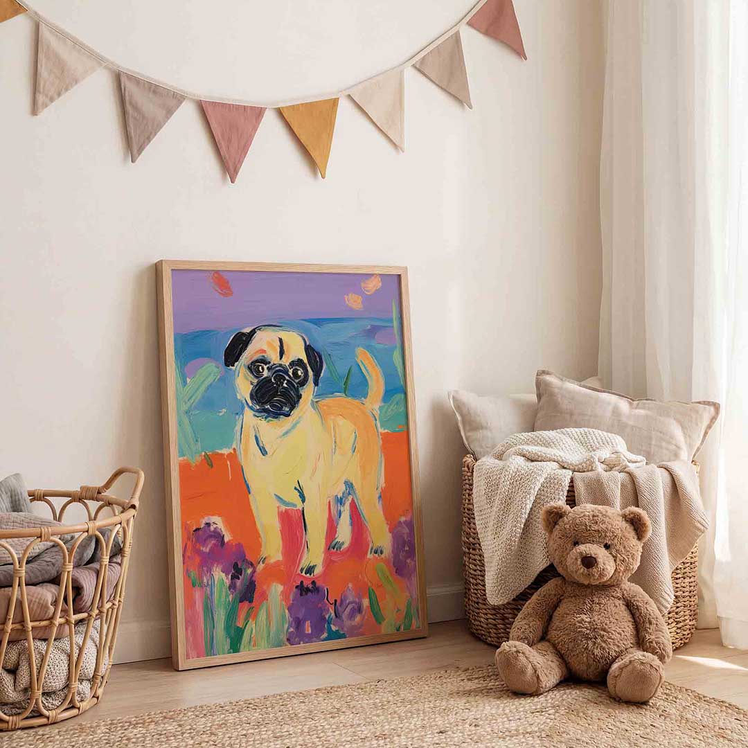Mopshond in kleurrijk landschap – speelse wandkunst als portret kinderposter