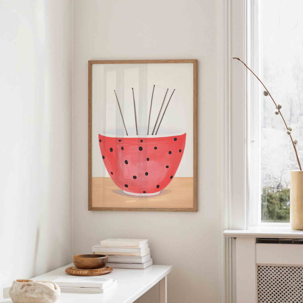 Rode kom met zwarte stippen – staande design wanddecoratie van WallArtistic