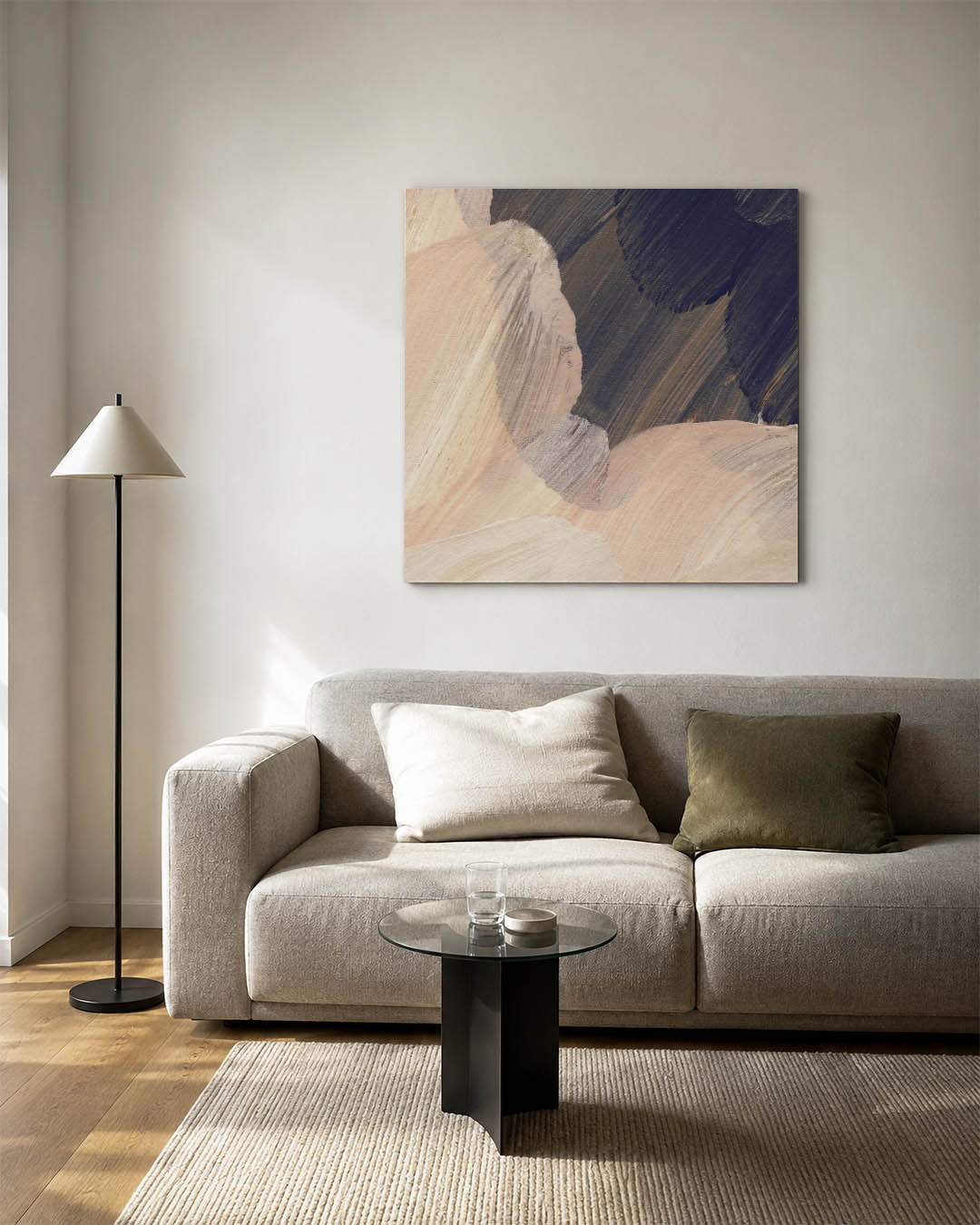 Organische borstelvegen kunstwerk – detailweergave – dit kunstwerk toont vloeiende borstelvegen in beige en zwart, met